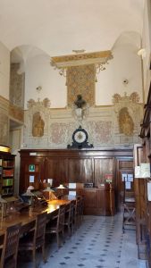 Totale prima sala con le pareti affrescate