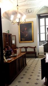 L'attuale ingresso della biblioteca con il ritratto del cardinale Casanate
