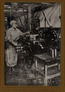 Lavorazione proiettili di piccolo calibro in &ldquo;Le Donne d&rsquo;Italia nelle industrie di guerra&rdquo;  a cura del Comitato per la Mobilitazione Civile, 1915-1918